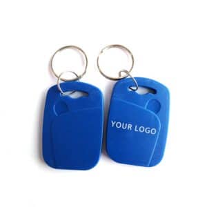 zwei blaue RFID-Schlüsselanhänger mit weißem Logodruck