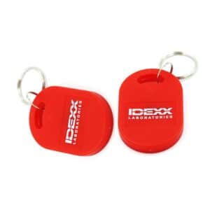 zwei rote RFID-Schlüsselanhänger mit Logodruck