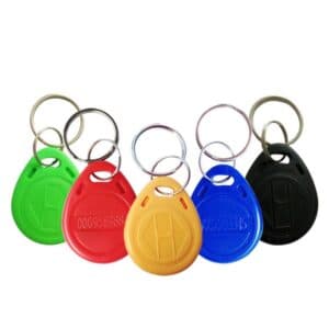 mehrere ABS RFID Schlüsselanhänger in den Farben grün, rot, gelb, blau und schwarz mit Logoprägung